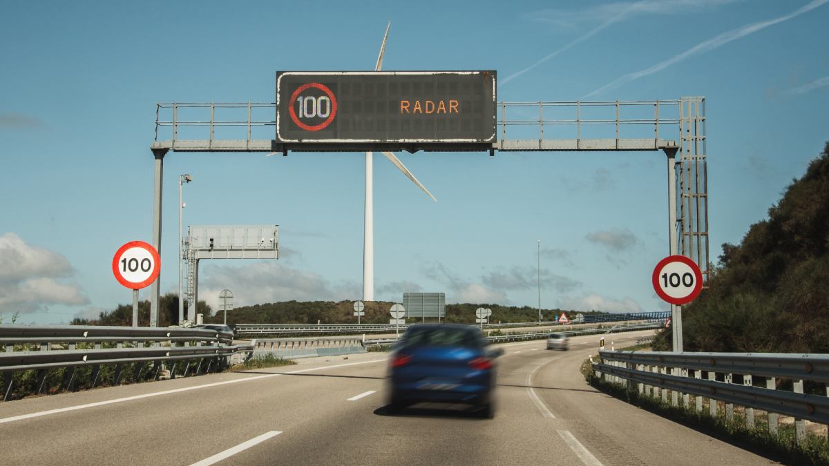 Aumentan los conductores que no respetan los límites de velocidad al circular por autopistas y autovías