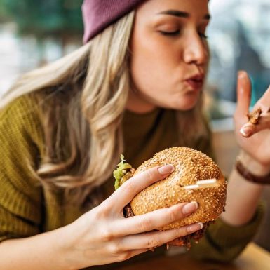 Dos de cada tres jóvenes consumen comida basura una o más veces a la semana