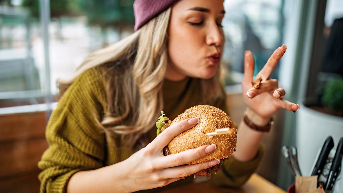 Dos de cada tres jóvenes consumen comida basura una o más veces a la semana