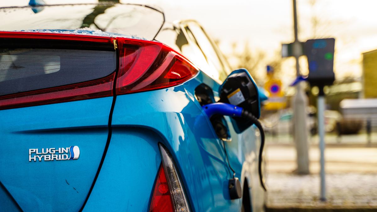 ¿Por qué los coches híbridos triunfan en ventas, pero los eléctricos están estancados?